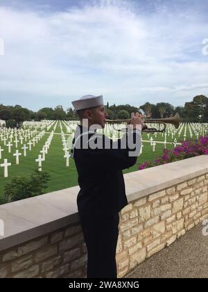 Forces militaires AMÉRICAINES. 171111NO901-005 TUNIS, Tunisie (11 novembre 2017) musicien de 2e classe Justin Malizia, membre de l'orchestre Europe-Afrique des forces navales américaines, se produit lors d'une cérémonie de la Journée des anciens combattants au cimetière nord-africain de Tunis, Tunisie, le 11 novembre 2017. Forces navales Europe-Afrique, dont le siège est à Naples, en Italie, supervise les opérations navales et conjointes, souvent de concert avec des partenaires alliés et interagences, afin de permettre des relations durables et d'accroître la vigilance et la résilience en Europe et en Afrique. (Photo de l'US Navy publiée avec l'aimable autorisation du groupe des forces navales américaines Europe-Afrique) Banque D'Images