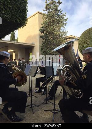 Forces militaires AMÉRICAINES. 171111NO901-004 TUNIS, Tunisie (le 11 novembre 2017) l'orchestre Europe-Afrique des forces navales américaines se produit lors d'une cérémonie de la Journée des anciens combattants au cimetière nord-africain de Tunis, Tunisie, le 11 novembre 2017. Forces navales Europe-Afrique, dont le siège est à Naples, en Italie, supervise les opérations navales et conjointes, souvent de concert avec des partenaires alliés et interagences, afin de permettre des relations durables et d'accroître la vigilance et la résilience en Europe et en Afrique. (Photo de l'US Navy publiée avec l'aimable autorisation du groupe des forces navales américaines Europe-Afrique) Banque D'Images