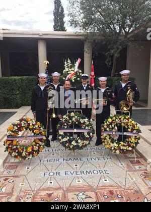 Forces militaires AMÉRICAINES. 171111NO901-006 TUNIS, Tunisie (le 11 novembre 2017) des membres du groupe Europe-Afrique des forces navales américaines posent pour une photo avec Daniel Rubinstein, ambassadeur américain en Tunisie, lors d'une cérémonie de la Journée des anciens combattants au cimetière nord-africain de Tunis, Tunisie, le 11 novembre 2017. Forces navales Europe-Afrique, dont le siège est à Naples, en Italie, supervise les opérations navales et conjointes, souvent de concert avec des partenaires alliés et interagences, afin de permettre des relations durables et d'accroître la vigilance et la résilience en Europe et en Afrique. (Photo de l'US Navy gracieuseté de l'US Naval Forces Europe-Africa Band/Re Banque D'Images