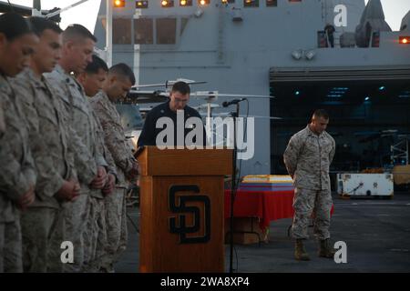 Forces militaires AMÉRICAINES. 171110CK339-107 MER MÉDITERRANÉE (10 novembre 2017) – le lieutenant Jonathan Maloney, aumônier de la Marine à bord de l'USS San Diego (LPD 22), prononce une prière lors de la célébration de l'anniversaire du 242e corps des Marines à bord du navire amphibie de transport USS San Diego (LPD 22), de classe San Antonio, le 10 novembre 2017. San Diego est déployé avec l'America Amphibious Ready Group et la 15th Marine Expeditionary Unit pour soutenir les opérations de sécurité maritime et les efforts de coopération en matière de sécurité du théâtre dans la zone d'opérations de la 6th Fleet des États-Unis Photo du corps des Marines par le caporal Jeremy Laboy/libéré) Banque D'Images