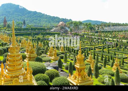 Jardin Nongnooch Pattaya Thaïlande, octobre 10 2020, grand parc public Lao Chaeng, lieux touristiques en Thaïlande, voyage en Thaïlande, temple d'or. Banque D'Images