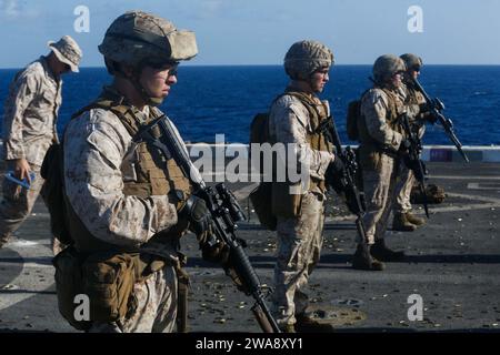 Forces militaires AMÉRICAINES. 171114CK339-167 MER MÉDITERRANÉE (14 nov. 2017) – les Marines affectés à l’équipe de débarquement du bataillon du 15th Marine Expeditionary Unit (MEU) 1st Battalion, 5th Marine Regiment, se préparent à tirer leurs armes pendant l’entraînement au tir d’effort à bord du navire amphibie de transport USS San Diego (LPD 22), le 14 nov. 2017. Les séances de stress sont organisées pour pratiquer la maîtrise de l'arme tout en supportant des éléments réalistes pendant les applications pratiques. San Diego est déployé avec l'America Amphibious Ready Group et le 15th MEU pour soutenir les opérations de sécurité maritime et le théâtre se Banque D'Images