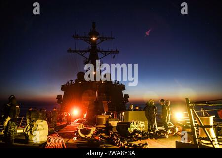 Forces militaires AMÉRICAINES. 171117FP878-084 STATION NAVALE DE ROTA, Espagne (17 novembre 2017) le destroyer à missiles guidés de classe Arleigh Burke USS Donald Cook (DDG 75) retourne à Rota, Espagne, le 17 novembre 2017. Donald Cook, déployé à Rota, en Espagne, en était à sa sixième patrouille dans la zone d'opérations de la 6e flotte américaine à l'appui des alliés et partenaires régionaux et des intérêts de sécurité nationale des États-Unis en Europe. (Photo de l'US Navy par Theron J. Godbold, spécialiste des communications de masse de 1e classe /publié) Banque D'Images