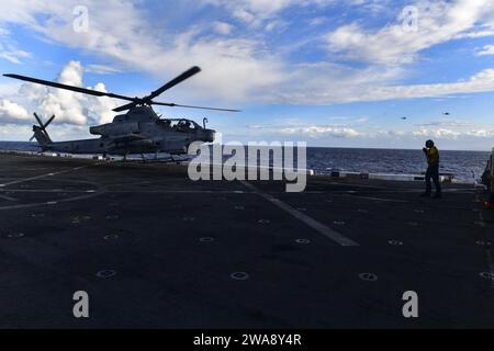 Forces militaires AMÉRICAINES. 171118BK384-023 MER MÉDITERRANÉE (18 novembre 2017) Aviation Boatswain’s Mate (manutention) l’aviateur Anthony Similton, d’Augusta, en Géorgie, dirige un hélicoptère d’attaque AH-1Z Viper, affecté au Marine Medium Tiltrotor Squadron (VMM) 161 (renforcé), pour atterrir sur le pont d’envol du navire amphibie de transport de classe San Antonio USS San Diego (LPD 22) 18 novembre 2017. San Diego est déployé avec l'America Amphibious Ready Group et la 15th Marine Expeditionary Unit pour soutenir la sécurité maritime et la coopération en matière de sécurité du théâtre dans la zone d'opération de la 6th Fleet Banque D'Images