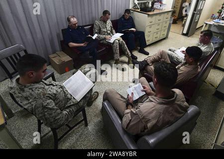 Forces militaires AMÉRICAINES. 171203BK384-113 MER MÉDITERRANÉE (3 décembre 2017) des marins et des Marines à bord du navire amphibie de transport de classe San Antonio USS San Diego (LPD 22) participent à une étude biblique dans la bibliothèque du navire le 3 décembre 2017. San Diego est déployé avec l'America Amphibious Ready Group et la 15th Marine Expeditionary Unit pour soutenir la sécurité maritime et la coopération en matière de sécurité du théâtre dans la zone d'opérations de la 6th Fleet. (Photo de l'US Navy par Justin A. Schoenberger, spécialiste des communications de masse de 3e classe/publié) Banque D'Images