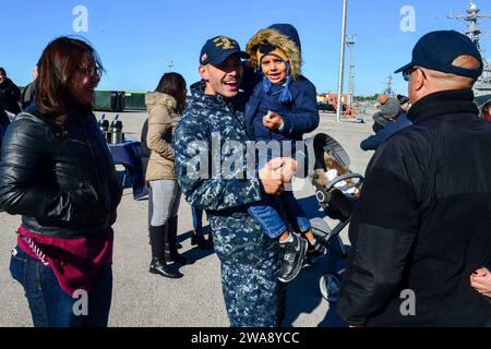 Forces militaires AMÉRICAINES. 171203QR145-061 ACTIVITÉ DE SOUTIEN NAVAL ROTA, Espagne (3 décembre 2017) technicien en chef des systèmes de turbines à gaz (électricité) Juan Rosa, affecté au destroyer de missiles guidés de classe Arleigh Burke USS porter (DDG 78), accueille sa famille sur le quai comme à l'activité de soutien naval Rota, Espagne, le 3 décembre 2017. Porter, déployé à l’avant à Rota, en Espagne, vient de terminer sa quatrième patrouille dans la zone d’opérations de la 6e flotte américaine en soutien aux alliés et partenaires régionaux et aux intérêts de sécurité nationale des États-Unis en Europe. (Photo de l'US Navy par le spécialiste des communications de masse de 3e classe Krystina Coffey/ Banque D'Images