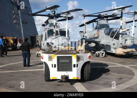 Forces militaires AMÉRICAINES. 171205CK339-005 MER MÉDITERRANÉE (5 décembre 2017) – les marins à bord du navire de transport amphibie de classe San Antonio USS San Diego (LPD 22) réorganisent les avions pour les opérations aériennes le 5 décembre 2017. L'USS San Diego est déployé avec l'America Amphibious Ready Group et le 15th MEU pour soutenir les opérations de sécurité maritime et les efforts de coopération en matière de sécurité du théâtre dans la zone d'opérations de la 6th Fleet des États-Unis Photo du corps des Marines par le caporal Jeremy Laboy/libéré) Banque D'Images