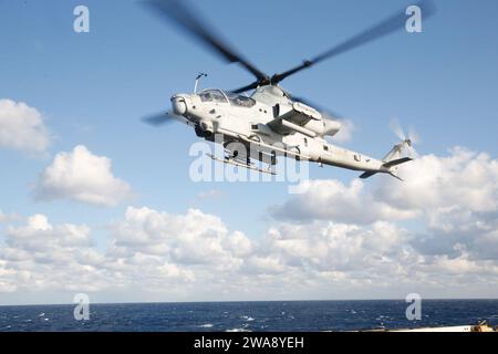 Forces militaires AMÉRICAINES. 171205CK339-028 MER MÉDITERRANÉE (5 décembre 2017) – un Cobra AH-1Z, affecté à l’élément de combat aérien de la 15th Marine Expeditionary Unit (MEU), décolle lors d’opérations de vol à bord du navire amphibie de transport de classe San Antonio USS San Diego (LPD 22), le 5 décembre 2017. L'USS San Diego est déployé avec l'America Amphibious Ready Group et le 15th MEU pour soutenir les opérations de sécurité maritime et les efforts de coopération en matière de sécurité du théâtre dans la zone d'opérations de la 6th Fleet. (Photo du corps des Marines des États-Unis par le caporal Jeremy Laboy/libéré) Banque D'Images