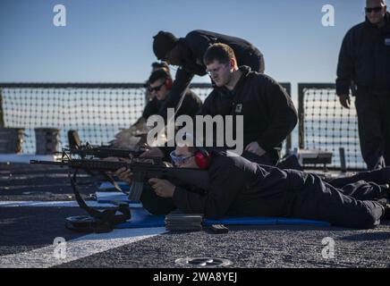Forces militaires AMÉRICAINES. 171206KA046-0656 MER MÉDITERRANÉE (6 décembre 2017) - des marins tirent des fusils M16 lors d'un cours de qualification à bord du destroyer de missiles guidés de classe Arleigh Burke USS Carney (DDG 64), 6 décembre 2017. Carney, déployé à l'avant à Rota, en Espagne, est à sa quatrième patrouille dans la zone d'opérations de la 6e flotte américaine en soutien aux alliés et partenaires régionaux et aux intérêts de sécurité nationale des États-Unis en Europe. (Photo de l'US Navy par James R. Turner, spécialiste des communications de masse de 2e classe/publié) Banque D'Images