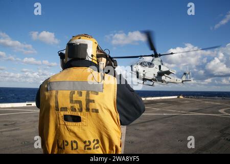 Forces militaires AMÉRICAINES. 171205CK339-022 MER MÉDITERRANÉE (5 décembre 2017) – un Cobra AH-1Z, affecté à l’élément de combat aérien de la 15th Marine Expeditionary Unit (MEU), atterrit lors d’opérations aériennes à bord du quai de transport amphibie de classe San Antonio USS San Diego (LPD 22), le 5 décembre 2017. L'USS San Diego est déployé avec l'America Amphibious Ready Group et le 15th MEU pour soutenir les opérations de sécurité maritime et les efforts de coopération en matière de sécurité du théâtre dans la zone d'opérations de la 6th Fleet des États-Unis Photo du corps des Marines par le caporal Jeremy Laboy/libéré) Banque D'Images