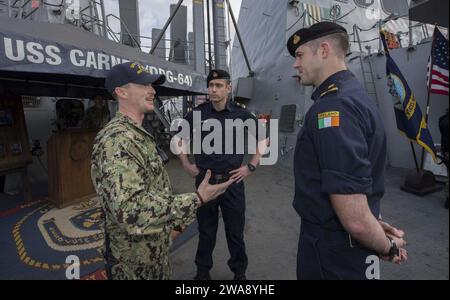 Forces militaires AMÉRICAINES. 171210KA046-0002 VALLETTA, Malte (10 décembre 2017) – le lieutenant Jamie Jordan, à gauche, rencontre des marins de la marine irlandaise du patrouilleur offshore de classe Róisín LE LÉ Niamh (P52) sur le quart-pont du destroyer de missiles guidés de classe Arleigh Burke USS Carney (DDG 64), lors d'une visite portuaire à la Valette, Malte, le 10 décembre 2017. Carney, déployé à l'avant à Rota, en Espagne, est à sa quatrième patrouille dans la zone d'opérations de la 6e flotte américaine en soutien aux alliés et partenaires régionaux et aux intérêts de sécurité nationale des États-Unis en Europe. (Photo de l'US Navy par James R. Turne, spécialiste des communications de masse de 2e classe Banque D'Images