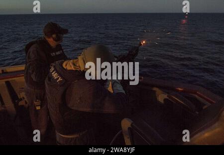 Forces militaires AMÉRICAINES. 171212KA046-1521 MER MÉDITERRANÉE (12 décembre 2017) - Un Sailor tire sur un M240B à bord du destroyer de missiles guidés de classe Arleigh Burke USS Carney (DDG 64) lors d'un exercice de tir réel, le 12 décembre 2017. Carney, déployé à l'avant à Rota, en Espagne, est à sa quatrième patrouille dans la zone d'opérations de la 6e flotte américaine en soutien aux alliés et partenaires régionaux et aux intérêts de sécurité nationale des États-Unis en Europe. (Photo de l'US Navy par James R. Turner, spécialiste des communications de masse de 2e classe/publié) Banque D'Images