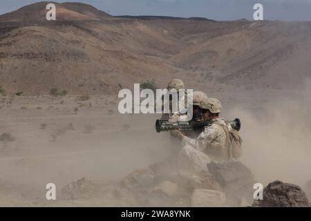 Forces militaires AMÉRICAINES. 171217QL632-315 DJIBOUTI, Afrique (17 décembre 2017) des Marines américains avec la 15e unité expéditionnaire de Marine (15e MEU) visent une cible pendant l'exercice Alligator Dagger. Alligator Dagger, dirigé par la Force amphibie navale, Task Force 51/5th Marine Expeditionary Brigade, est une répétition de combat bilatérale dédiée qui combine les forces américaines et françaises pour pratiquer, répéter et exercer les capacités intégrées disponibles pour le commandement central américain à la fois à flot et à terre. (Photo du corps des Marines des États-Unis par le sergent d'état-major Vitaliy Rusavskiy/libéré) Banque D'Images