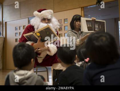 Forces militaires AMÉRICAINES. 171218DA275-058 MISAWA, Japon (18 décembre 2017) Legalman de 1e classe Donald McDowell, affecté à la Naval Air Facility Misawa (NAFM), rend visite aux enfants de l'Ohzora Jido-Kan, un centre de garde après l'école japonais, habillé en Père Noël pour une visite spéciale sur le thème des vacances. Les marins de NAFM se portent volontaires pour faire des visites bimensuelles au centre de garde après l'école dans le cadre des efforts de relations communautaires. (Photo de l'US Navy par Samuel Bacon, spécialiste des communications de masse de 3e classe/libéré) Banque D'Images