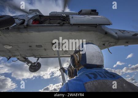 Forces militaires AMÉRICAINES. 171221KA046-0564 MER MÉDITERRANÉE (21 décembre 2017) Р le matelot chance Vaughan soutient Daniel Rioscastillo, officier de 3e classe de Boatswain, alors qu'il attache un MK105 à un MH-60 de l'Helicopter combat Squadron (HSC) 28 lors d'un réapprovisionnement vertical à bord du destroyer à missiles guidés USS Carney de classe Arleigh Burke (DDG 64), effectue une promenade de débris d'objets étrangers sur le poste d'envol, dans la mer Méditerranée, le 21 décembre 2017. Carney, déployé à l'avant à Rota, en Espagne, est à sa quatrième patrouille dans la zone d'opérations de la 6e flotte américaine à l'appui des alliés et partenaires régionaux, ainsi que des États-Unis Banque D'Images