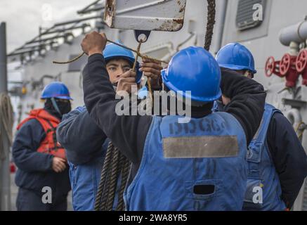 Forces militaires AMÉRICAINES. 171220KA046-0277 MER MÉDITERRANÉE (20 décembre 2017) Р Boatswain's Mate 3rd Class Daniel Rioscastillo aide à gréer un chargement de palettes à bord du destroyer de missiles guidés de classe Arleigh Burke USS Carney (DDG 2017), lors d'un réapprovisionnement en mer avec l'USNS Leroy Grumman (T-AO 195), en mer Méditerranée, le 20 décembre 64. Carney, déployé à l'avant à Rota, en Espagne, est à sa quatrième patrouille dans la zone d'opérations de la 6e flotte américaine en soutien aux alliés et partenaires régionaux et aux intérêts de sécurité nationale des États-Unis en Europe. (Photo de l'US Navy par le spécialiste des communications de masse de 2e classe James R. T. Banque D'Images