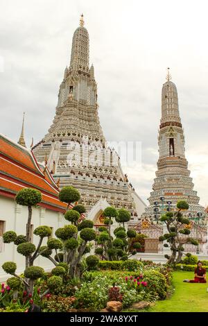 La carte de visite de la capitale de la Thaïlande est le temple bouddhiste Wat Arun, temple de l'Aube, qui est situé sur les rives de la rivière Chao Phraya. Banque D'Images