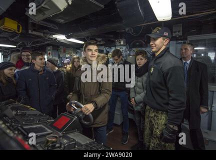 Forces militaires AMÉRICAINES. 180110KA046-0082 ODESSA, Ukraine (10 janvier 2018) – Lt.jg. Christopher Sorbello, à droite, donne une visite du destroyer de missiles guidés de classe Arleigh Burke USS Carney (DDG 64) à Odessa, en Ukraine, le 10 janvier 2018. Carney, déployé à l'avant à Rota, en Espagne, est à sa quatrième patrouille dans la zone d'opérations de la 6e flotte américaine en soutien aux alliés et partenaires régionaux et aux intérêts de sécurité nationale des États-Unis en Europe. (Photo de l'US Navy par James R. Turner, spécialiste des communications de masse de 2e classe/publié) Banque D'Images