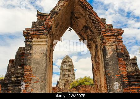 Wat Ratchaburana - l'un des temples les plus frappants sur un tour Ayutthaya en Thaïlande, ciel bleu avec espace de copie pour le texte Banque D'Images