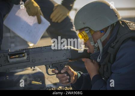 Forces militaires AMÉRICAINES. 180119KA046-0909 SEA OF CRETE (19 janvier 2018) - Boatswain's Mate de 2e classe Christopher Hampton tire une mitrailleuse M240 lors d'une qualification au tir réel à bord du destroyer à missiles guidés de classe Arleigh Burke USS Carney (DDG 64), alors qu'il se dirigeait dans la mer de Crète, le 19 janvier 2018. Carney, déployé à l'avant à Rota, en Espagne, est à sa quatrième patrouille dans la zone d'opérations de la 6e flotte américaine en soutien aux alliés et partenaires régionaux et aux intérêts de sécurité nationale des États-Unis en Europe. (Photo de l'US Navy par James R. Turner, spécialiste des communications de masse de 2e classe/publié) Banque D'Images