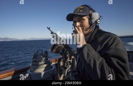 Forces militaires AMÉRICAINES. 180119KA046-1575 MER MÉDITERRANÉE (19 janvier 2018) - le matelot Aleksander Kaczinki monte la garde sur l'aile du pont à bord du destroyer de missiles guidés de classe Arleigh Burke USS Carney (DDG 64), alors qu'il effectuait un transit du canal de Rhodes, le 19 janvier 2018. Carney, déployé à l'avant à Rota, en Espagne, est à sa quatrième patrouille dans la zone d'opérations de la 6e flotte américaine en soutien aux alliés et partenaires régionaux et aux intérêts de sécurité nationale des États-Unis en Europe. (Photo de l'US Navy par James R. Turner, spécialiste des communications de masse de 2e classe/publié) Banque D'Images