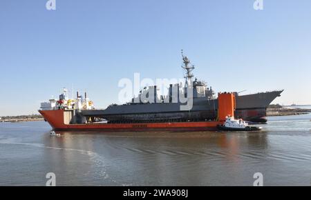 Forces militaires AMÉRICAINES. 180119LR483-047 PASCAGOULA, Miss. (19 janvier 2018) le destroyer à missiles guidés USS Fitzgerald (DDG 62) arrive au port de Pascagoula, Miss., le vendredi 19 janvier 2018 à bord du navire de transport lourd MV Transshelf. Fitzgerald commencera les travaux de restauration et de modernisation au chantier naval Huntington Ingalls' Industries à Pascagoula. (Photo de l'US Navy par David L. Stoltz/publiée) Banque D'Images