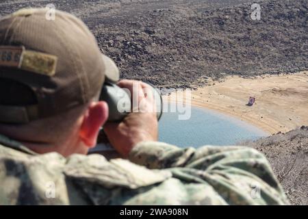 Forces militaires AMÉRICAINES. 180117FD185-430 GOLFE DE TADJOURA, Djibouti (18 janvier 2018) Chef de l'hôpital Corpsman John Coonts, officier de sécurité de la zone de tir affecté à l'escadron côtier Riverine (CRS) 10, recherche des obstructions et des violations de sécurité avant de commencer un tir à feu en cours dans le golfe de Tadjoura, Djibouti, le 18 janvier 2018. Le CRS-10 est déployé à l'avant dans la zone d'opérations de la 6e flotte américaine et mène des opérations navales et interarmées, souvent de concert avec des partenaires alliés et interagences, afin de promouvoir les intérêts nationaux américains, la sécurité et la stabilité en Europe et en Afrique. (Photo de l'US Navy par en Banque D'Images