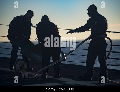 Forces militaires AMÉRICAINES. OCÉAN ATLANTIQUE (16 janvier 2018) des marins à bord du destroyer de missiles guidés de classe Arleigh Burke USS Ross (DDG 71) préparent le FO'c'sle du navire pour son arrivée à la base navale de Rota, en Espagne, le 16 janvier 2018. Ross, déployé à l’avant à Rota, en Espagne, en est à sa sixième patrouille dans la zone d’opérations de la 6e flotte des États-Unis en appui aux alliés et partenaires régionaux et aux intérêts des États-Unis en matière de sécurité nationale en Europe et en Afrique. (Photo de l'US Navy par Kyle Steckler, spécialiste des communications de masse de 1e classe/libéré) Banque D'Images