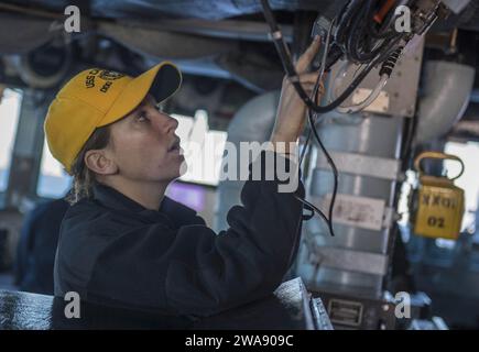 Forces militaires AMÉRICAINES. 180119KA046-0024 MER MÉDITERRANÉE (19 janvier 2018) - l'enseigne Michelle Nelson active le système d'identification automatique lors d'un transit du canal Rhodes à bord du destroyer de missiles guidés de classe Arleigh Burke USS Carney (DDG 64) le 19 janvier 2018. Carney, déployé à l'avant à Rota, en Espagne, est à sa quatrième patrouille dans la zone d'opérations de la 6e flotte américaine en soutien aux alliés et partenaires régionaux et aux intérêts de sécurité nationale des États-Unis en Europe. (Photo de l'US Navy par James R. Turner, spécialiste des communications de masse de 2e classe/publié) Banque D'Images