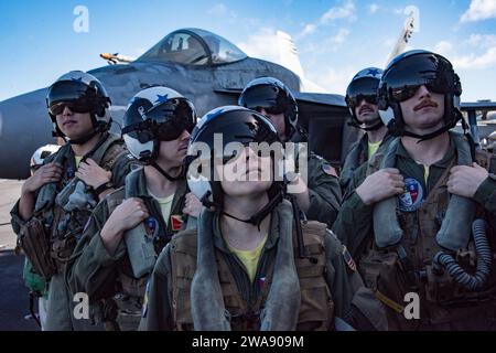 Forces militaires AMÉRICAINES. OCÉAN PACIFIQUE (18 janvier 2018) les pilotes affectés aux « chasseurs de bounds » de l’escadron de chasse d’attaque (VFA) 2 observent le capitaine Tom Barber, commandant de la Carrier Air Wing 2 et le Cmdt. Jason Hutcherson, commandant du VFA-2 alors qu’ils survolent le pont avant d’avoir terminé leur millième porte-avions arrêté l’atterrissage ou « piège » à bord du porte-avions de classe Nimitz USS Carl Vinson (CVN 70). Le Carl Vinson Strike Group opère actuellement dans le Pacifique dans le cadre d’un déploiement régulier. (Photo de l'US Navy par Jake Cannady, spécialiste en communication de masse de 3e classe/publié) Banque D'Images