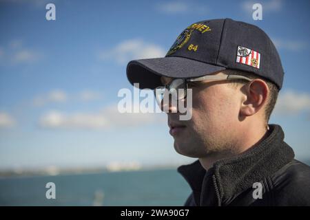 Forces militaires AMÉRICAINES. 180126KA046-0016 STATION NAVALE DE ROTA, Espagne (26 janvier 2018) – le technicien cryptologique Brandon Utter, marin de maintenance, se tient sur le baillard dans le cadre de la mission de mer et d'ancre à bord du destroyer de missiles guidés de classe Arleigh Burke USS Carney (DDG 64) alors que le navire amarre à la Station navale de Rota, Espagne, le 26 janvier 2018. Carney, déployé à l'avant à Rota, en Espagne, est à sa quatrième patrouille dans la zone d'opérations de la 6e flotte américaine en soutien aux alliés et partenaires régionaux et aux intérêts de sécurité nationale des États-Unis en Europe. (Photo de l'US Navy par Mass communication Specialist 2nd Class Jam Banque D'Images