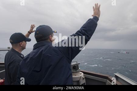 Forces militaires AMÉRICAINES. 180207RG482-460 MER ADRIATIQUE (7 février 2018) Cmdt. Bryan S. Gallo, à droite, commandant du destroyer de missiles guidés de classe Arleigh Burke USS Ross (DDG 71), et le lieutenant Ryan Sisler, officier exécutif intérimaire de Ross, font signe au patrouilleur de la Brigade navale albanaise ALS Iliria (P 131) après avoir conclu des opérations avec Iliria lors d'un exercice guerre en mer Adriatique le 7 février 2018. Ross, déployé à l’avant à Rota, en Espagne, en est à sa sixième patrouille dans la zone d’opérations de la 6e flotte américaine en soutien aux alliés et aux partenaires régionaux et aux intérêts des États-Unis en matière de sécurité nationale en Europe. (US Nav Banque D'Images