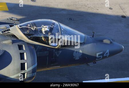 Forces militaires AMÉRICAINES. 180209ZL982-118 OCÉAN ATLANTIQUE (9 février 2018) le pilote d'un US Marine corps AV-8B Harrier avec Marine Medium Tiltrotor Squadron (VMM) 162 (renforcé), 26th Marine Expeditionary Unit (MEU), salue avant de décoller du navire d'assaut amphibie USS Iwo Jima (LHD 7) dans le cadre des qualifications d'atterrissage sur pont, lorsque le pilote doit démontrer qu’il peut décoller et atterrir l’aéronef en toute sécurité et avec succès, dans l’océan Atlantique. La 26e MEU participe à un déploiement en mer pour mener des opérations maritimes et de maintien de la paix, ainsi que pour entretenir des relations avec l’for Banque D'Images