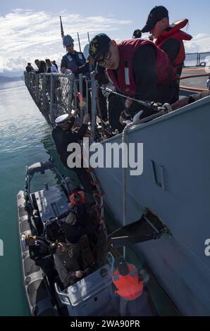 Forces militaires AMÉRICAINES. 180209RG482-605 VLORE, Albanie (9 février 2018) des marins à bord du destroyer de missiles guidés de classe Arleigh Burke USS Ross (DDG 71) aident les passagers d'un bateau gonflable albanais à coque rigide à bord après que le navire ait jeté l'ancre à l'extérieur de Vlore, Albanie, le 9 février 2018. Ross, déployé à l’avant à Rota, en Espagne, en est à sa sixième patrouille dans la zone d’opérations de la 6e flotte américaine en soutien aux alliés et aux partenaires régionaux et aux intérêts des États-Unis en matière de sécurité nationale en Europe. (Photo de l'US Navy par Kyle Steckler, spécialiste des communications de masse de 1e classe/libéré) Banque D'Images