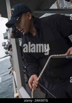 Forces militaires AMÉRICAINES. 180211RG482-193 VLORE, Albanie (11 février 2018) le compagnon de bateau de 1e classe Steven Rattanavongsy abaisse une ligne sur une barge albanaise à bord du destroyer à missiles guidés de classe Arleigh Burke USS Ross (DDG 71) alors qu'il se trouvait à Vlore, Albanie, le 11 février 2018. Ross, déployé à l’avant à Rota, en Espagne, en est à sa sixième patrouille dans la zone d’opérations de la 6e flotte américaine en soutien aux alliés et aux partenaires régionaux et aux intérêts des États-Unis en matière de sécurité nationale en Europe. (Photo de l'US Navy par Kyle Steckler, spécialiste des communications de masse de 1e classe/libéré) Banque D'Images