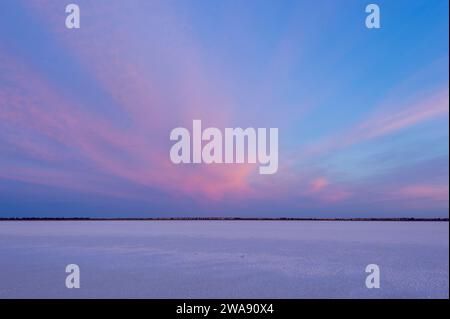 Ciel rose au lever du soleil au-dessus du lac de sel éloigné Koorkoordine, Southern Cross, Western Australia, WA, Australie Banque D'Images