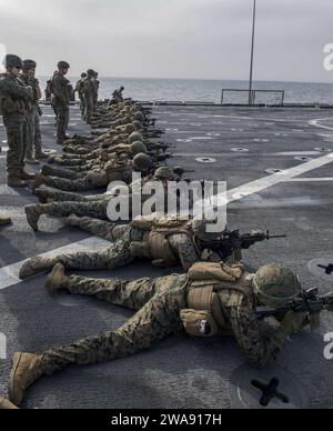 Forces militaires AMÉRICAINES. 180301PC620-0070 OCÉAN ATLANTIQUE (1 mars 2018) les Marines affectés à la 26e Marine Expeditionary Unit participent à un tir d'armes légères à bord du navire de débarquement de la classe Harpers Ferry USS Oak Hill (LSD 51), le 1 mars 2018. Oak Hill, dont le siège se trouve à Virginia Beach, en Virginie, mène des opérations navales dans la zone d'opérations de la 6e flotte américaine. (Photo de l'US Navy par Michael H. Lehman, spécialiste des communications de masse de 3e classe/publié) Banque D'Images