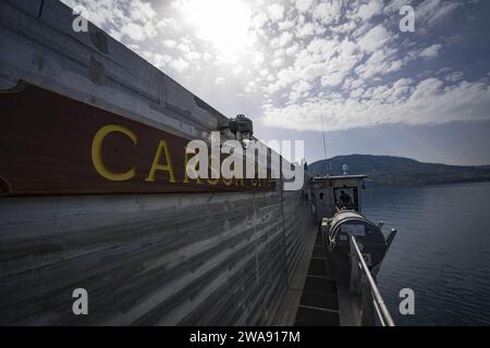 Forces militaires AMÉRICAINES. 180302JI086-118 SOUDA BAY, Grèce (3 février 2018) le navire de transport rapide USNS Carson City (T-EPF 7) quitte Souda Bay, Grèce, le 2 mars 2018. Carson City mène des opérations navales dans la zone d'opérations de la 6e flotte des États-Unis afin de promouvoir la sécurité et la stabilité dans la région. (Photo de l'US Navy par Ford Williams, spécialiste des communications de masse de 3e classe/publié) Banque D'Images