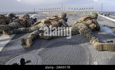 Forces militaires AMÉRICAINES. 180301PC620-0037 OCÉAN ATLANTIQUE (1 mars 2018) les Marines affectés à la 26e Marine Expeditionary Unit participent à un tir d'armes légères à bord du navire de débarquement de la classe Harpers Ferry USS Oak Hill (LSD 51), le 1 mars 2018. Oak Hill, dont le siège se trouve à Virginia Beach, en Virginie, mène des opérations navales dans la zone d'opérations de la 6e flotte américaine. (Photo de l'US Navy par Michael H. Lehman, spécialiste des communications de masse de 3e classe/publié) Banque D'Images