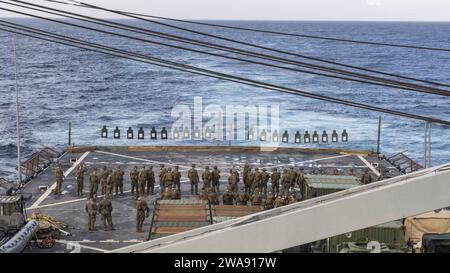 Forces militaires AMÉRICAINES. 180301PC620-0004 OCÉAN ATLANTIQUE (1 mars 2018) les Marines affectés à la 26e Marine Expeditionary Unit participent à un tir d'armes légères à bord du navire de débarquement de la classe Harpers Ferry USS Oak Hill (LSD 51), le 1 mars 2018. Oak Hill, dont le siège se trouve à Virginia Beach, en Virginie, mène des opérations navales dans la zone d'opérations de la 6e flotte américaine. (Photo de l'US Navy par Michael H. Lehman, spécialiste des communications de masse de 3e classe/publié) Banque D'Images