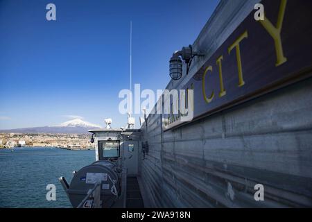 Forces militaires AMÉRICAINES. 180307JI086-109 CATANE, Italie (7 mars 2018) le navire de transport rapide expéditionnaire de classe Spearhead USNS Carson City (T-EPF 7) arrive à Catane, Italie, le 7 mars 2018. Carson City mène des opérations navales dans la zone d'opérations de la 6e flotte des États-Unis afin de promouvoir la sécurité et la stabilité dans la région. (Photo de l'US Navy par Ford Williams, spécialiste des communications de masse de 3e classe/publié) Banque D'Images