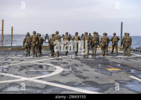 Forces militaires AMÉRICAINES. 180301PC620-0082 OCÉAN ATLANTIQUE (1 mars 2018) les Marines affectés à la 26th Marine Expeditionary Unit vérifient leurs cibles lors d'un tir d'armes légères à bord du navire de débarquement de la classe Harpers Ferry USS Oak Hill (LSD 51), le 1 mars 2018. Oak Hill, dont le siège se trouve à Virginia Beach, en Virginie, mène des opérations navales dans la zone d'opérations de la 6e flotte américaine. (Photo de l'US Navy par Michael H. Lehman, spécialiste des communications de masse de 3e classe/publié) Banque D'Images