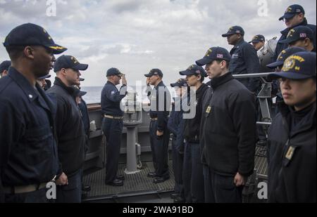 Forces militaires AMÉRICAINES. 180303KA046-0647 DÉTROITS TURCS (3 mars 2018) Р Officier de navigation des navires le lieutenant JG Michael Pryor, au centre droit, prête serment avec le commandant Cmdt. Peter F. Halvorsen avant d'atteindre le grade de lieutenant à bord du destroyer de missiles guidés de classe Arleigh Burke USS Carney (DDG 64), alors qu'il transite dans le détroit turc, le 3 mars 2018. Carney, déployé à l’avant à Rota, en Espagne, est à sa quatrième patrouille dans la zone d’opérations de la 6e flotte américaine en soutien aux alliés et partenaires régionaux et aux intérêts de sécurité nationale des États-Unis en Europe et en Afrique. (Photo de l'US Navy par Banque D'Images