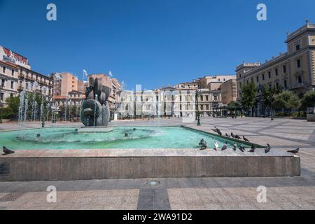 Athènes : place Kotzia, avec la Banque nationale de Grèce et fontaine. Grèce Banque D'Images