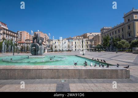 Athènes : place Kotzia, avec la Banque nationale de Grèce et fontaine. Grèce Banque D'Images