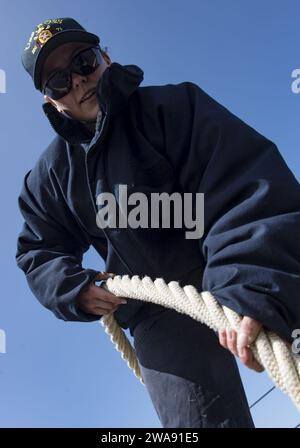 Forces militaires AMÉRICAINES. 180305RG482-080 BAY OF CADIX (5 mars 2018) technicien cryptologique (technique) de 2e classe Jennifer Connelly prépare une ligne d'amarrage sur le FO'c'sle alors que le destroyer de missiles guidés de classe Arleigh Burke USS Ross (DDG 71) arrive à la base navale de Rota Spain, le 5 mars 2018. Ross, déployé à l’avant à Rota, en est à sa sixième patrouille dans la zone d’opérations de la 6e flotte américaine en appui aux alliés et partenaires régionaux et aux intérêts des États-Unis en matière de sécurité nationale en Europe. (Photo de l'US Navy par Kyle Steckler, spécialiste des communications de masse de 1e classe/libéré) Banque D'Images