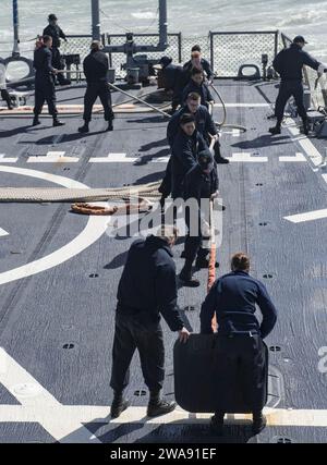 Forces militaires AMÉRICAINES. 180305RG482-297 BAY OF CADIX (5 mars 2018) les marins affectés au destroyer de missiles guidés de classe Arleigh Burke USS Ross (DDG 71) préparent des lignes d'amarrage sur le pont d'envol alors que le navire arrive à la base navale de Rota, en Espagne, le 5 mars 2018. Ross, déployé à l’avant à Rota, en est à sa sixième patrouille dans la zone d’opérations de la 6e flotte américaine en appui aux alliés et partenaires régionaux et aux intérêts des États-Unis en matière de sécurité nationale en Europe. (Photo de l'US Navy par Kyle Steckler, spécialiste des communications de masse de 1e classe/libéré) Banque D'Images