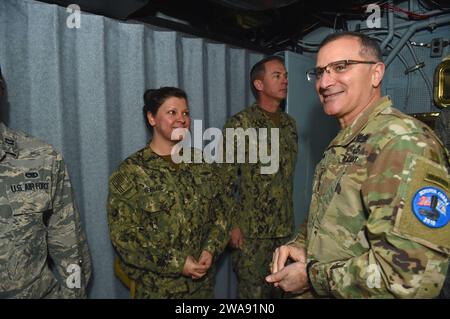 Forces militaires AMÉRICAINES. 180310QR145-054 HAÏFA, Israël (10 mars 2018) le général Curtis Scaparotti, commandant du Commandement européen des États-Unis, à droite, remet une pièce de défi au lieutenant Cmdt. Sara Bernard dans le centre d'opérations conjointes du navire de commandement et de contrôle de classe Blue Ridge USS Mount Whitney (LCC 20) alors qu'elle était à Haïfa, en Israël, pour une visite portuaire prévue à l'appui de l'exercice Juniper Cobra 2018 (JC18) mars 10. JC18 est un exercice assisté par ordinateur mené par le biais de simulations informatiques axées sur l'amélioration des capacités combinées de défense antimissile et l'interopérabilité globale entre le Commandement européen des États-Unis et Banque D'Images