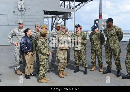 Forces militaires AMÉRICAINES. 180310QR145-034 HAÏFA, Israël (le 10 mars 2018) technicien en systèmes d'information de 2e classe Trice Harvey, troisième à partir de la droite, briefe la vice-amirale Lisa Franchetti, commandant, 6e flotte américaine, avant gauche, général Curtis Scaparotti, commandant, U.S. European Command, Front Center, et Lieutenant général Richard Clark, commandant, 3rd Air Force, Ramstein Air base, Allemagne, centre arrière, sur le pont principal du navire de commandement et de contrôle de la classe Blue Ridge USS Mount Whitney (LCC 20) alors qu’il se trouvait à Haïfa, en Israël, pour une visite portuaire prévue à l’appui de l’exercice Juniper Cobra 2018 (JC18) en mars 10. JC18 est un comput Banque D'Images