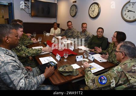 Forces militaires AMÉRICAINES. 180310QR145-059 HAÏFA, Israël (10 mars 2018) le général Curtis Scaparotti, commandant, Commandement européen américain, à droite, rencontre la vice-amiral Lisa Franchetti, commandant, 6e flotte américaine, deuxième à partir de la droite, et le lieutenant général Richard Clark, commandant, 3e Force aérienne, base aérienne de Ramstein, Allemagne, à gauche, sur le navire de commandement et de contrôle de la classe Blue Ridge USS Mount Whitney (LCC 20) à Haïfa, en Israël, pour une visite portuaire prévue à l’appui de l’exercice Juniper Cobra 2018 (JC18) mars 10. JC18 est un exercice assisté par ordinateur mené à travers des simulations informatiques axées sur l'amélioration des EMI combinées Banque D'Images